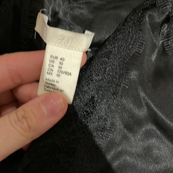 Beautiful 2 for 1 satin laced night gown robe( one black and the other one nude) - Picture 9 of 11